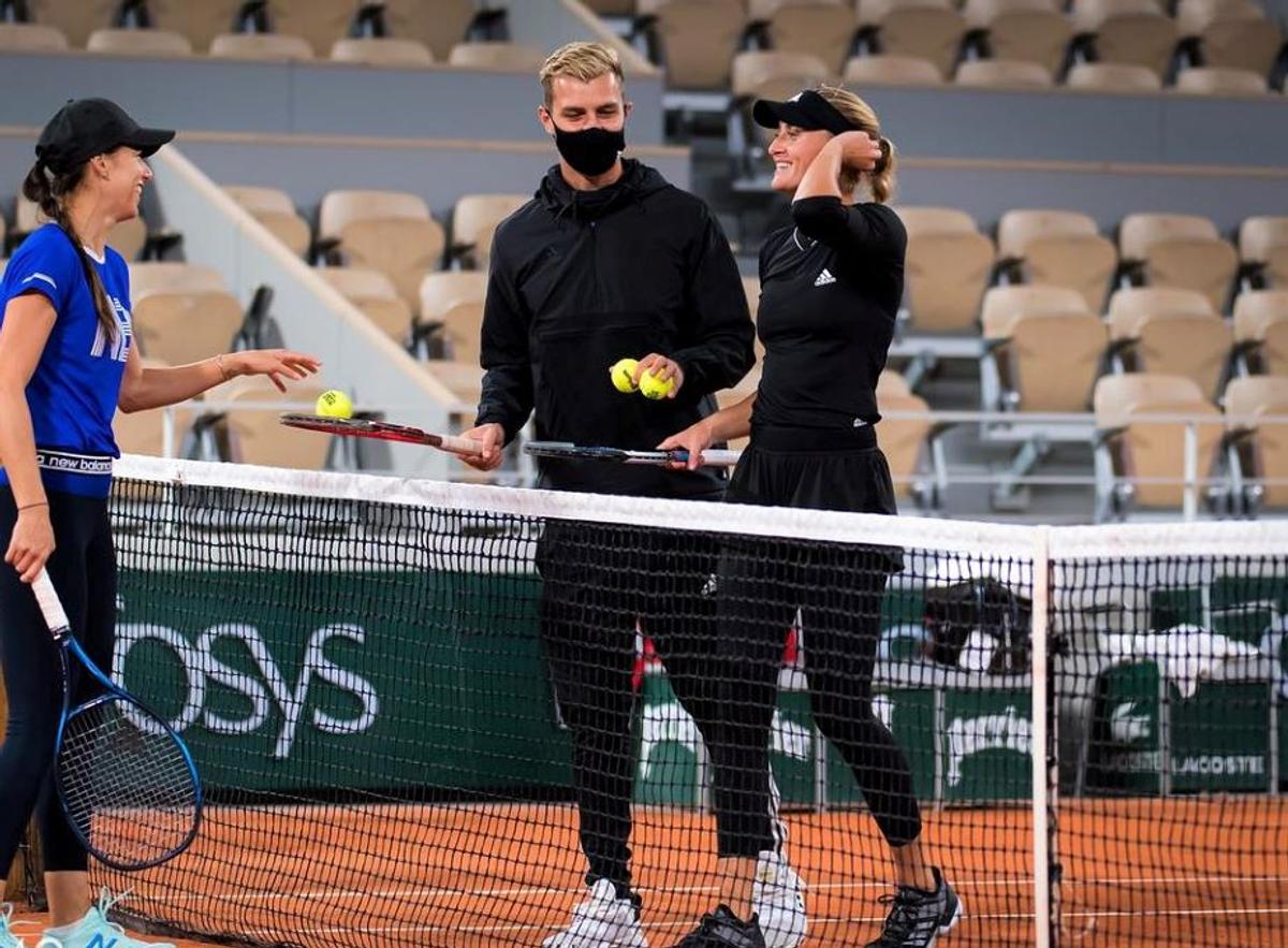 Temperaturi de 14 grade la Roland Garros » Jucătoarele se adaptează vremii friguroase, purtând haine groase și căciulițe