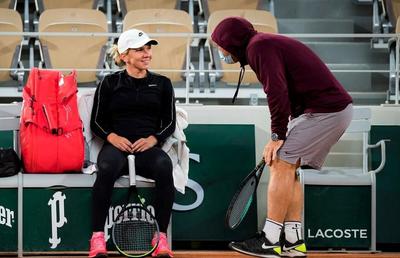 Temperaturi de 14 grade la Roland Garros » Jucătoarele se adaptează vremii friguroase, purtând haine groase și căciulițe