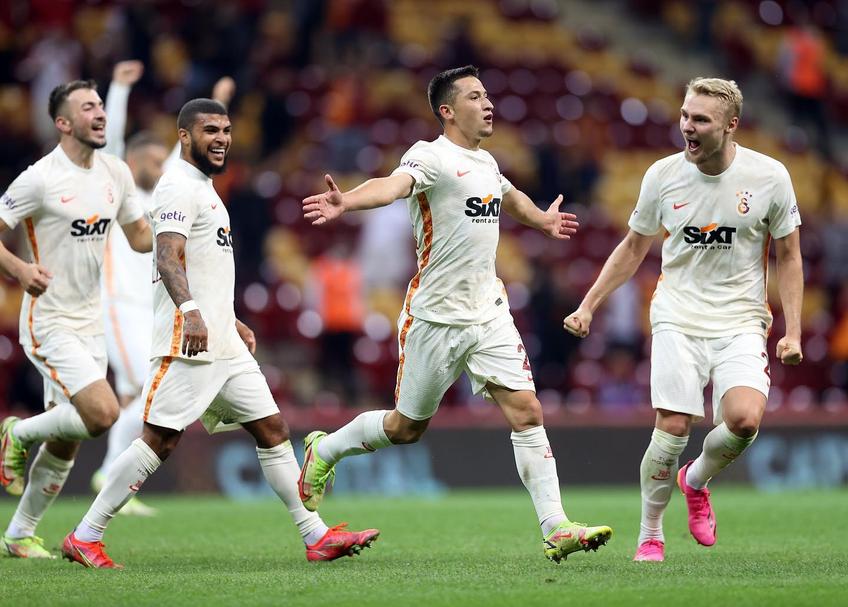 Olimpiu Moruțan, îmbrățișat de Fatih Terim după golul cu Goztepe // foto: Twitter