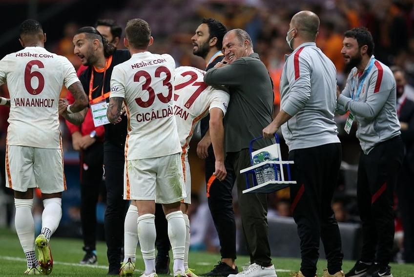 Olimpiu Moruțan, îmbrățișat de Fatih Terim după golul cu Goztepe // foto: Twitter