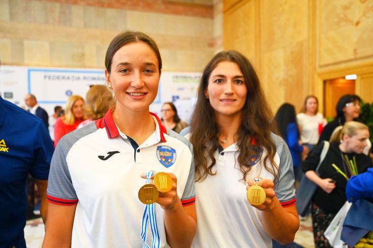 Campioanele olimpice, mondiale și europene Simona Radiș (23 de ani) și Ancuța Bodnar (24 de ani) au fost primite astăzi la Salonul Oficial al Aeroportului Henri Coandă.