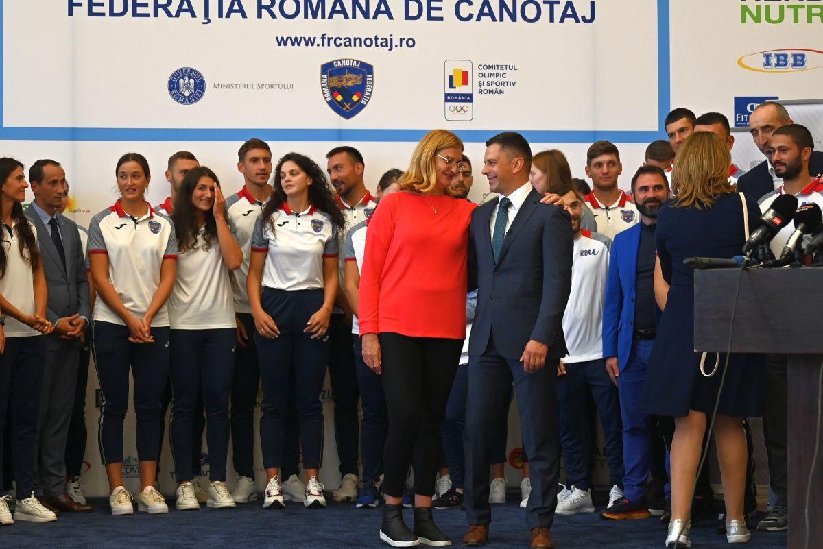 Elisabeta Lipă, pressing la Eduard Novak, la sosirea de la Mondialul de Canotaj: „Domnule ministru, sper să nu uitați ce ne-ați promis!”
