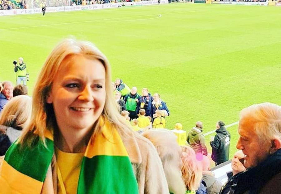 Liz Truss, la meciul lui Norwich // FOTO: Instagram Scandal în Marea Britanie! Primul-Ministru, acuzat că a cheltuit bani publici la magazinul echipei preferate