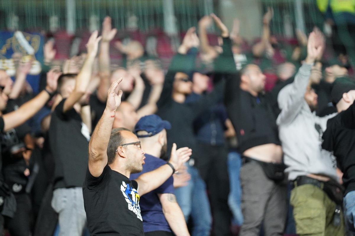 Bătaie pe arena din Giulești la meciul România - Bosnia