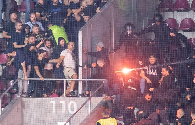 Imaginile care n-au fost arătate la TV: bosniacii și românii din gruparea „Uniți sub Tricolor” s-au încăierat în Giulești!