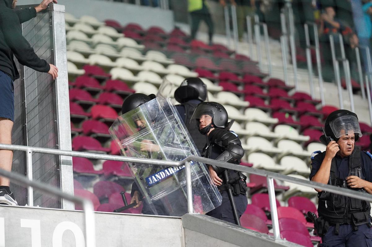Bătaie pe arena din Giulești la meciul România - Bosnia