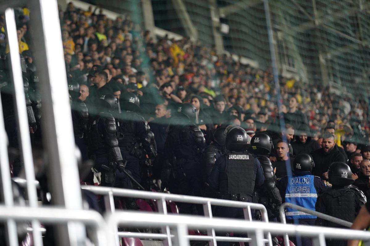 Bătaie pe arena din Giulești la meciul România - Bosnia
