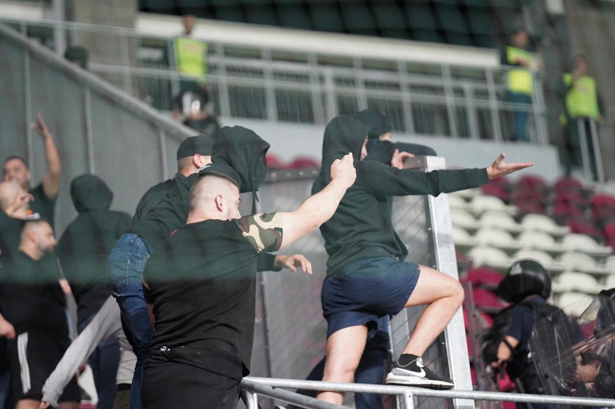 Bătaie pe arena din Giulești la meciul România - Bosnia