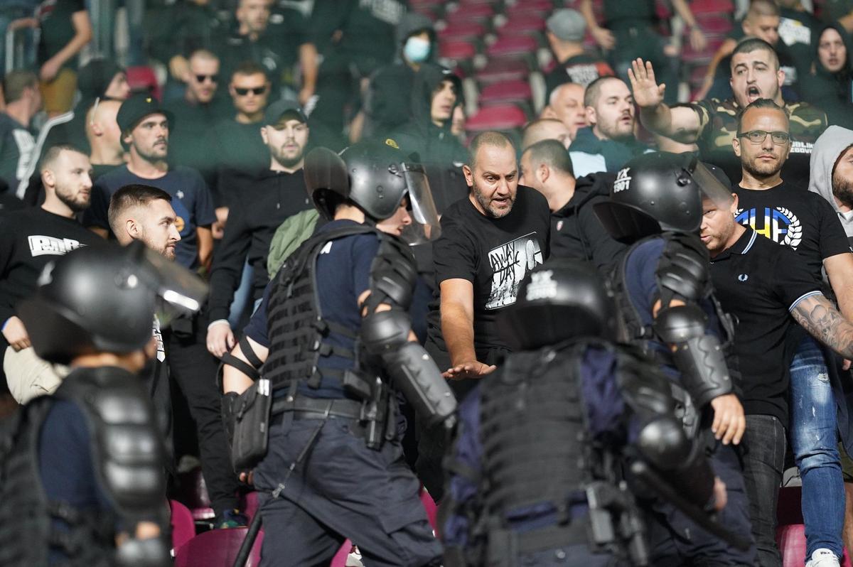 Bătaie pe arena din Giulești la meciul România - Bosnia