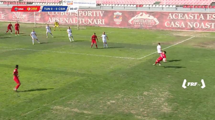 Imagine de la CS Tunari - FK Csíkszereda 1-0, cel mai recent meci disputat pe arena din Ilfov Terenul horror pe care se va juca în Cupa României » Oaspeții protestează: „Pune în pericol integritatea jucătorilor și anulează spectacolul”
