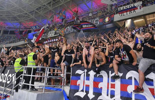 Fanii Stelei au ieșit la atac, după egalul cu CSM Slatina: „Demisia, lăutarilor! Tractoriștii, habarniștii și incompetenții semi-analfabeți sunt de vină pentru starea sportului stelist”