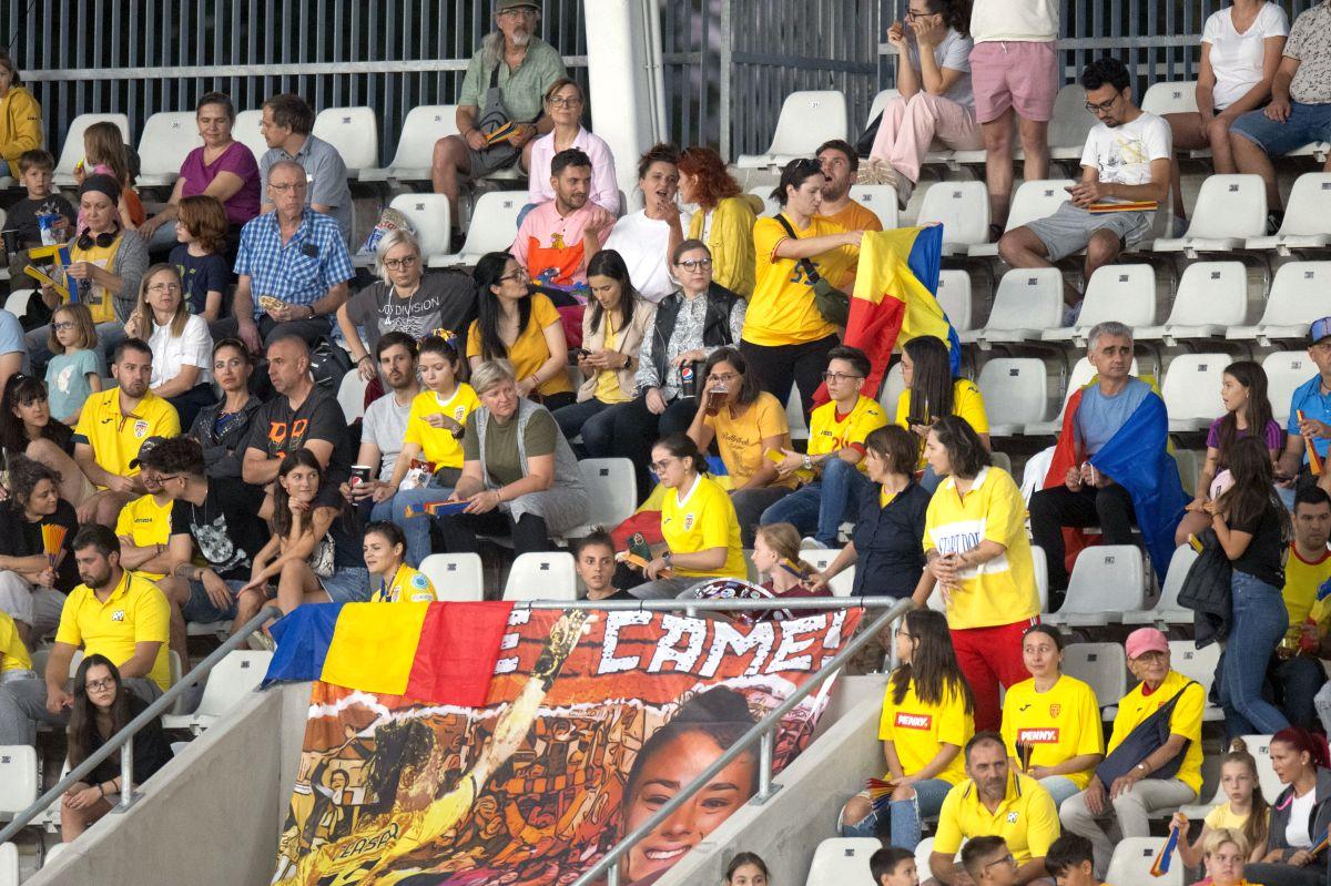 Prezent la meciul naționalei feminine, are un mesaj puternic: „Ce ciudat e să mergi pe un stadion unde nimeni nu înjură și nu îsi varsă frustrările. Tot respectul pentru aceste doamne!”