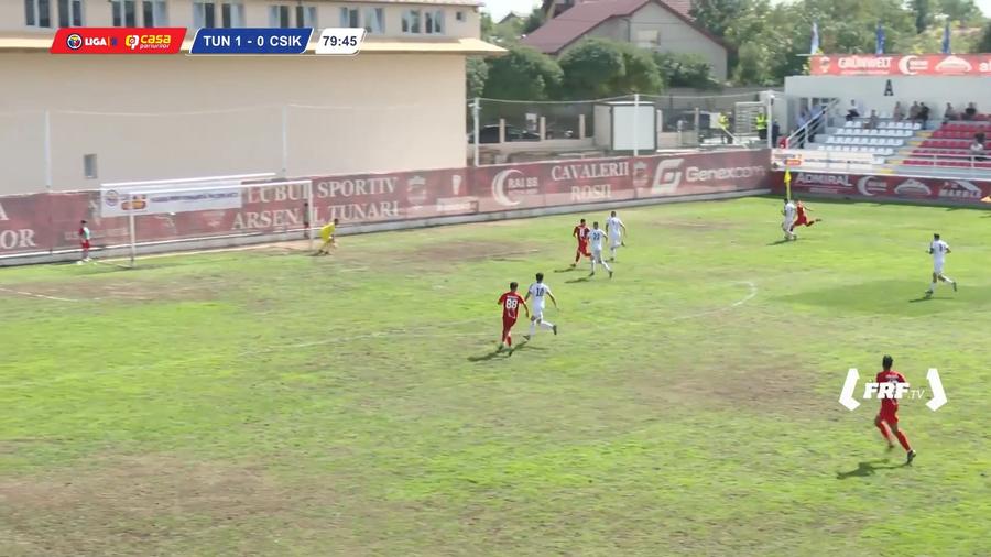 Imagine de la CS Tunari - FK Csíkszereda 1-0, cel mai recent meci disputat pe arena din Ilfov Terenul horror pe care se va juca în Cupa României » Oaspeții protestează: „Pune în pericol integritatea jucătorilor și anulează spectacolul”