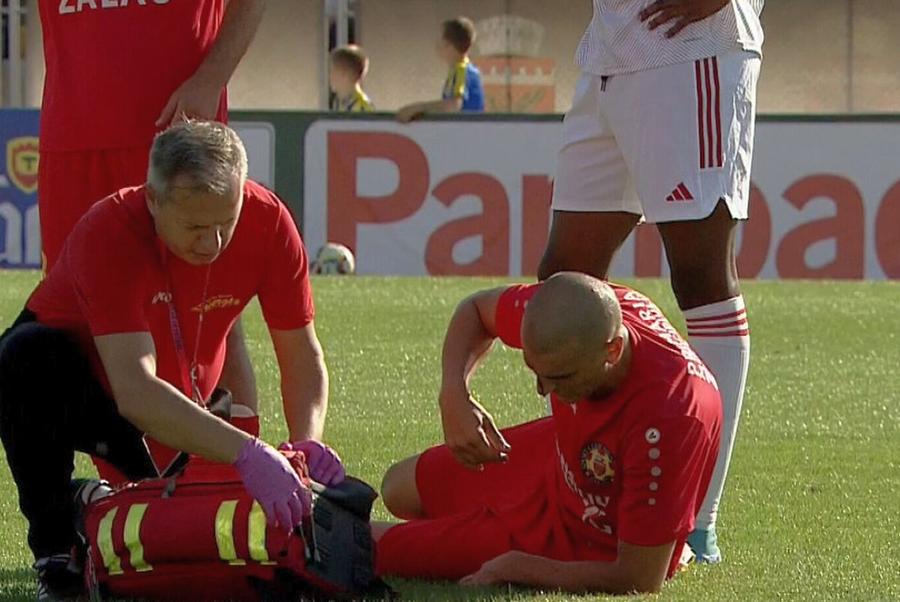 Accidentarea suferită de Stefan Nikolic / Captură Prima Sport Fostul atacant de la FCSB a rezistat doar două minute în meciul din Cupa României Betano