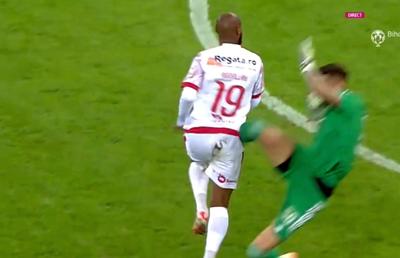 Cum a scăpat Gurău de eliminare? Decizie controversată a lui Feșnic în Dinamo - FCU Craiova