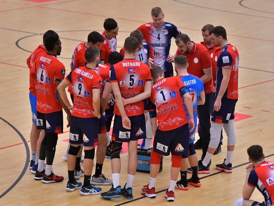 Sergiu Stancu la un time-out din sezonul trecut FOTO Imago Images Sezonul intern de volei se deschide sâmbătă, în noua sală de la Blaj, cu cele două meciuri din Supercupă