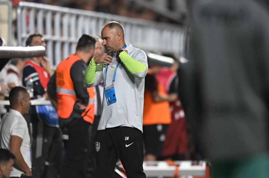 Mihai Ștețca a dat indicații pentru jucători în meciul cu Rapid/ foto: Raed Krishan 8 detalii de la Rapid - CFR Cluj 3-1 » Gestul lui Rrahmani de la gol + indicații de la antrenorul portarilor