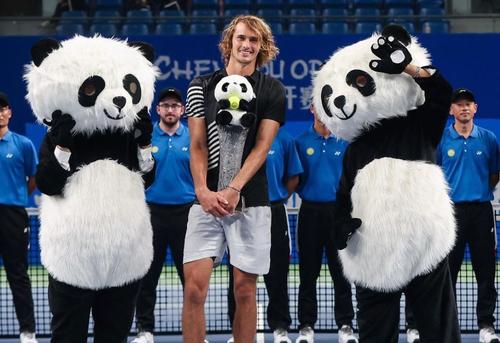 Alexander Zverev cu trofeul și mascotele de la Chengdu Foto X