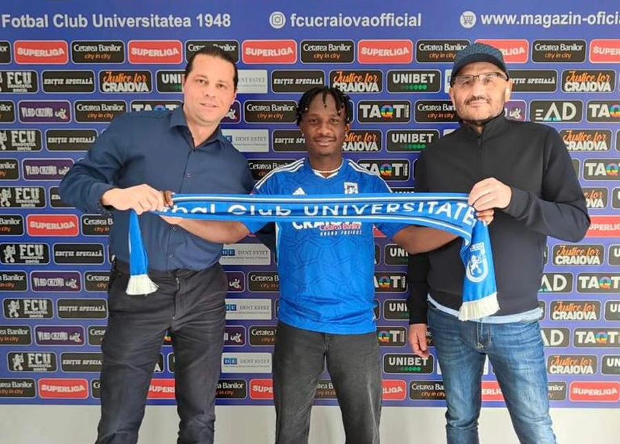 Moses Abbey, încadrat de patronul Adrian Mititelu (dreapta) și de impresarul italian Alessandro Pezzoli FOTO: instagram Alessandro Pezzoli Fotbalistul pe care Mititelu îl anunța drept „senzația Ligii 1” a dispărut de la FCU Craiova » Varianta impresarului