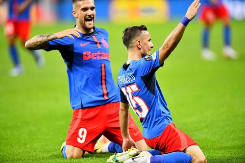 Daniel Bîrligea și Marius Ștefănescu în FCSB - RFS // foto: Cristi Preda (GSP)