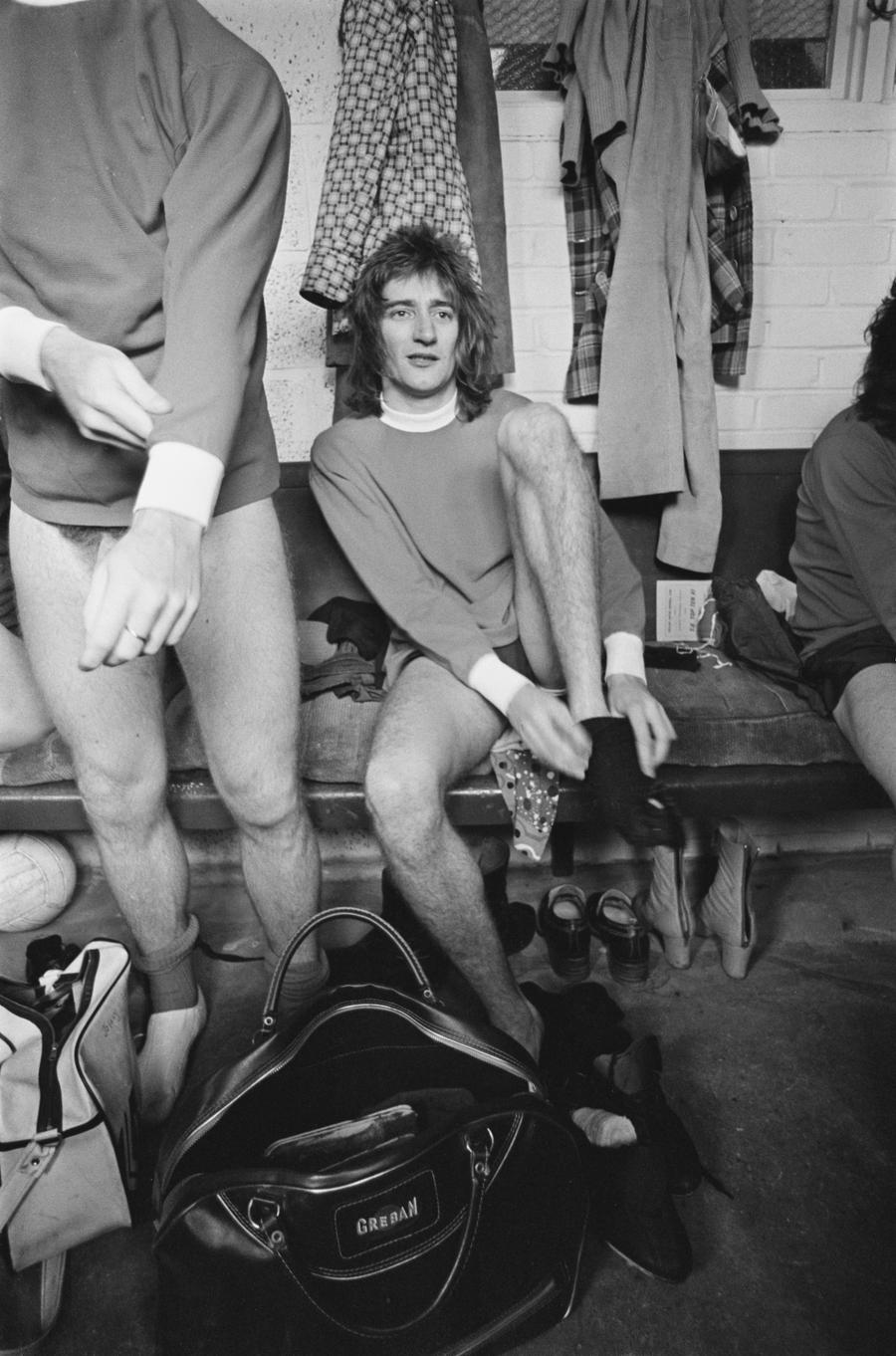 Rod Stewart a evoluat pentru mai multe echipe de amatori de-a lungul timpului Un fanatic al fotbalului ridică în picioare stadioane, dar nu cu mingea » Povestea unui fan celebru al lui Celtic, care a fost prea leneș ca să joace: „În sărăcie, există doar două soluții: fotbalul si muzica rock”