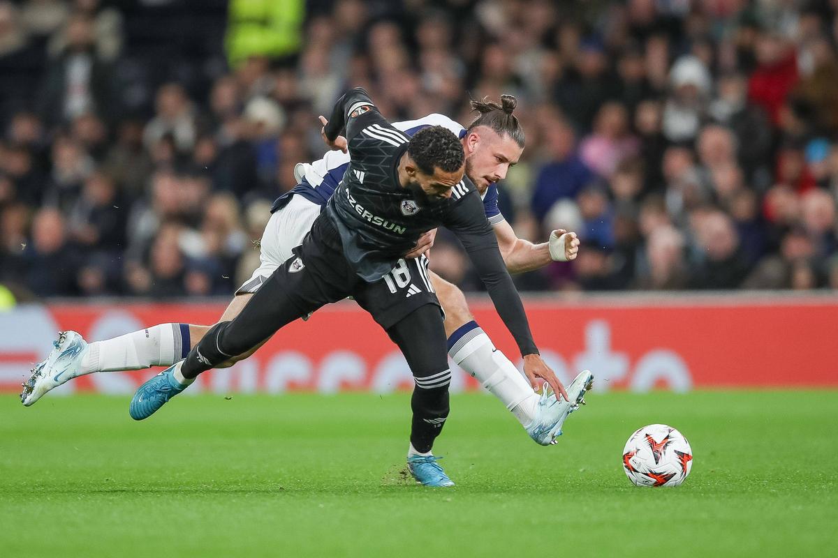 Au pus camerele pe ei, după Tottenham - Qarabag: cum au interacționat Drăgușin și Bergvall la antrenament