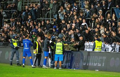 Derby-ul din Europa, decis de „Mâna lui Dumnezeu” » Meciul a fost întrerupt, iar portarul a fost aproape să se bată cu fanii propriei echipe!