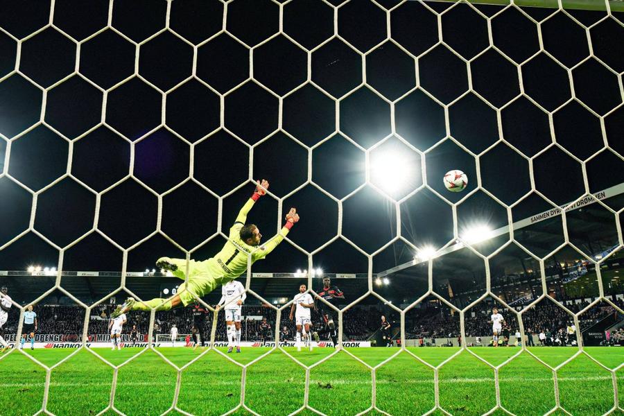 Execuția imparabilă a lui Dario Osorio, văzută din spatele buturiloe apărate de Oliver Baumann / Foto: Imago Antrenorul rivalei daneze o pune deja în gardă pe FCSB: „Este foarte greu de oprit. Are un șut devastator și cred că va repeta execuția!”