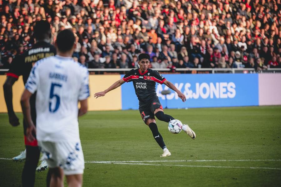 Șutul formidabil din afara careului reușit de Dario Osorio a dus-o în avantaj pe Midtjylland în remiza cu Hoffenheim (1-1), ambele fiind adversare ale FCSB în grupa de Europa League / Foto: Imago Antrenorul rivalei daneze o pune deja în gardă pe FCSB: „Este foarte greu de oprit. Are un șut devastator și cred că va repeta execuția!”