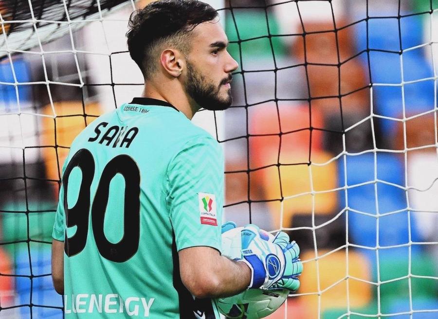 Răzvan Sava a fost transferat în această lună pentru 2,5 milioane de euro de la CFR Cluj, plus bonusuri de un alt milion în funcție de performanțele sale la Udinese / Foto: X Udinese Calcio Răzvan Sava a fost omul meciului la debutul la Udinese: „Nu va uita niciodată ziua asta. Grandios!” » Nota portarului român și VIDEO cu penalty-ul apărat