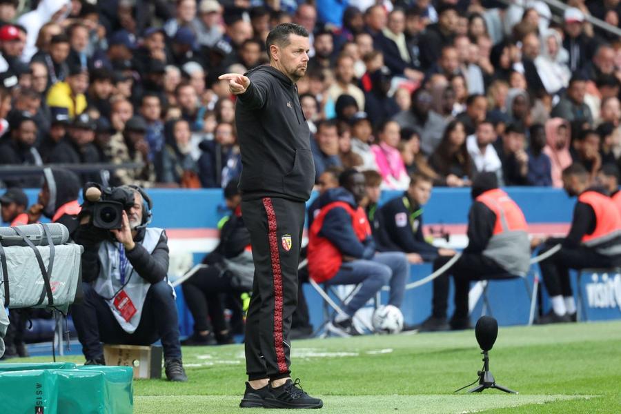 Antrenorul Pierre Sage are trei victorii și două eșecuri la conducerea lui Lens / Foto: Imago Algoritmul de succes din Ligue 1 » Titularii sunt aleși pe baza unui soft secret, iar jocul e elaborat pe computer!