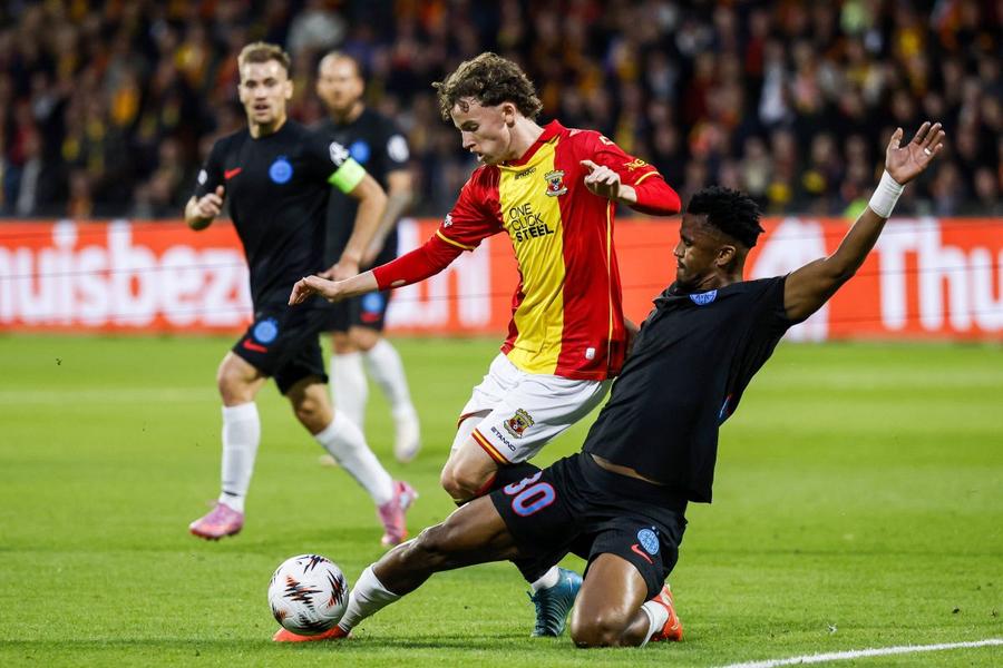 Ngezana, imperial în duelurile directe cu olandezii/ foto: Imago Images Anihilat! Eroul din umbră în victoria celor de la FCSB » Jucătorul advers nu a avut nicio șansă