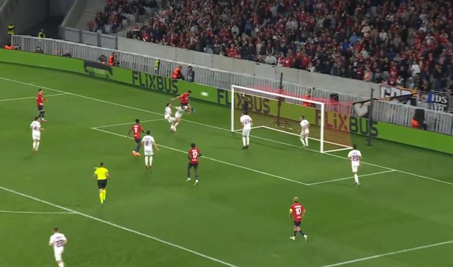 Olivier Giroud plutește în careul lui Brann Bergen și marchează cu capul la colțul scurt / Foto: Captură TV Bătaie pe tricoul celui mai bătrân marcator francez: „Dacă Ronaldo era lăudat pentru cât de sus a sărit...”