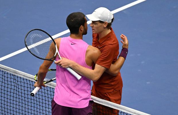 Jannik Sinner recunoaște superioritatea lui Carlos Alcaraz în acest sezon: „Merită să fie numărul 1 mondial, e foarte simplu”