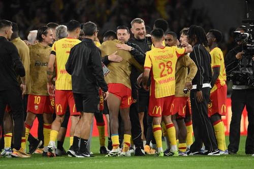 Pierre Sage și elevii săi de la Lens, în meciul pierdut cu 0-2 cu PSG pe Parc des Princes / Foto: Imago