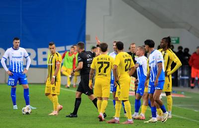 Scandal IMENS în Craiova - Dinamo! ELIMINARE controversată în derby: s-au lovit reciproc