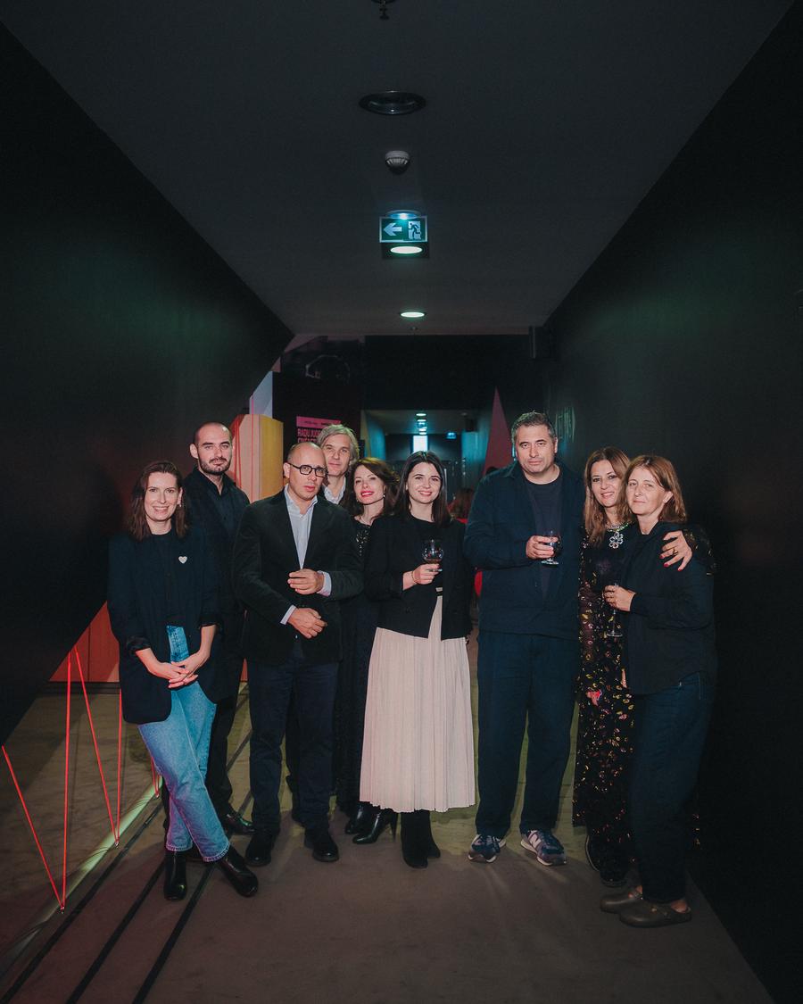 foto: Alexandra Tănăsescu, Conrad Mericoffer, Florin Negruțiu, Alexandru Teodorescu, Alexandra Tînjală, Ana Necșulescu, Radu Jude, Amalia Enache, Raluca Jude (de la stânga la dreapta) Jidvei lansează Vinars XO, în premieră internațională, la Paris