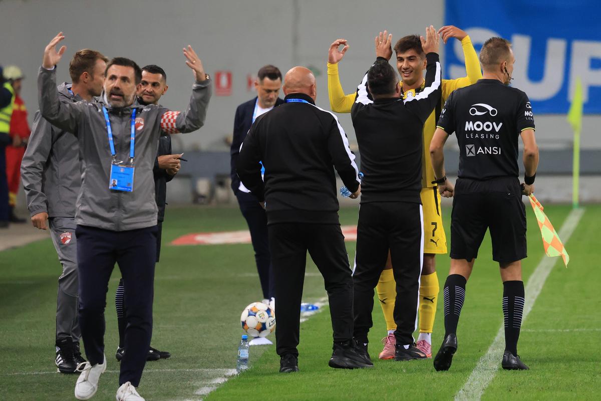 Imagini din meci Craiova - Dinamo, etapa #11 // foto: Ionuț Iordache (GSP)