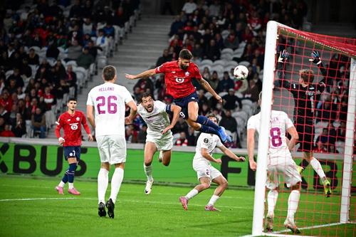 Olivier Giroud plutește în careul lui Brann Bergen și marchează cu capul la colțul scurt, aducând victoria (2-1) lui Lille în grupa de Europa League / Foto: Captură TV