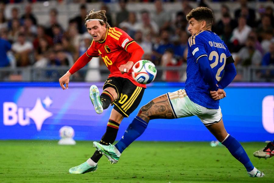 Mika Godts (în duel cu Giovanni Di Lorenzo) a fost probabil cel mai bun jucător al Belgiei în meciul cu Italia (2-0) din Nations League / Foto: Imago Critici dure după eșecul cu Belgia: „Două palme, start de coșmar” » Mancini: „Trebuie să urcăm pe Everest!”