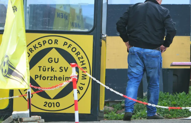Un club folosit ca paravan pentru o rețea infracțională în „Orașul Aurului”! » 50 de milioane de euro spălate din metale prețioase topite + 27 de jucători sunt anchetați