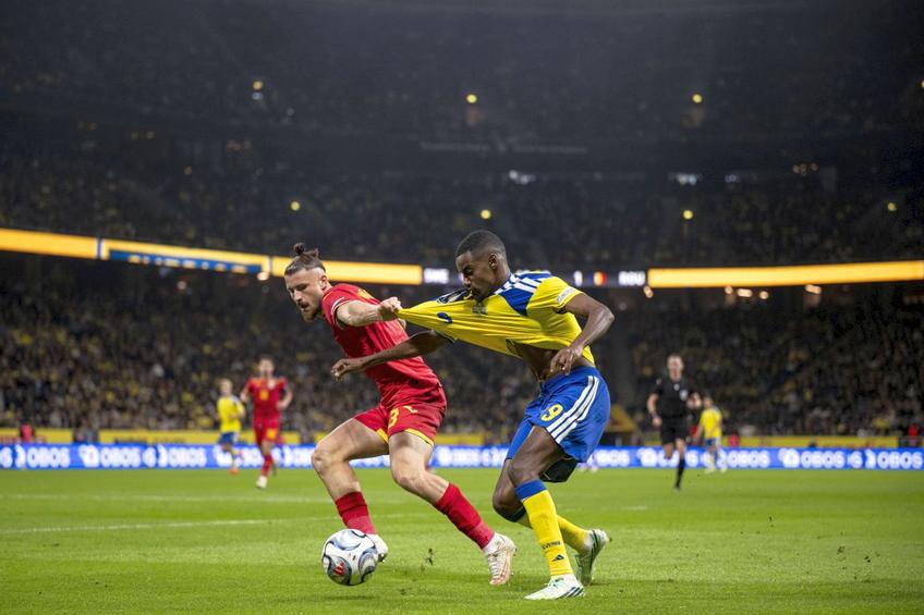 Alexander Isak și Radu Drăgușin, în Suedia - România 2-1 / Foto: Imago Images