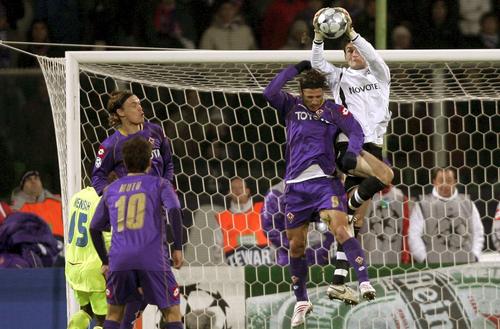 Daniel Osvaldo, în duel cu Hugo Lloris, în Fiorentina - Lyon / Foto: Imago Images