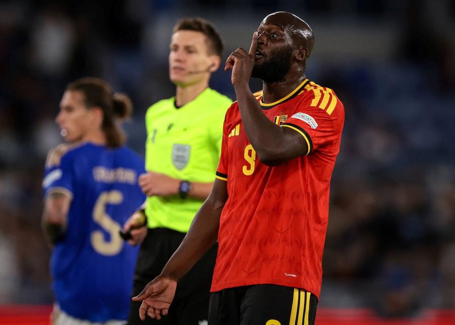 Intrat în minutul 83 în locul lui Charles De Ketelaere, Romelu Lukaku i-a transmis lui Gigio Donnarumma să-și țină gura închisă / Foto: Imago Scandal pe Olimpico: Gianluigi Donnarumma și Romelu Lukaku au sărit la bătaie » „Taci, ați pierdut cu 2-0!”
