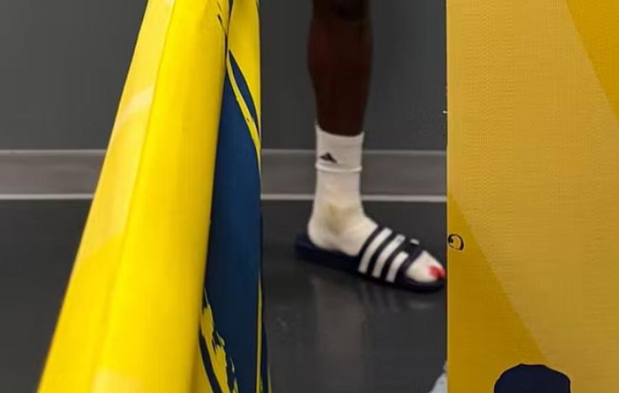 Isak a părăsit Strawberry Arena cu un deget de la picior însângerat / FOTO: SPORTBLADET Ce au spus starurile Isak și Gyokeres, după ce au răpus-o pe România