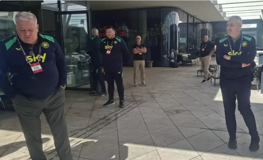 Ziariștii irlandezi așteaptă de peste o oră și jumătate să poată vorbi cu un oficial sau un reprezentant al echipei lui Hallgrimsson Haos la Debrecen: Israel - Irlanda, anulat? » Au amânat conferința de presă + Cinci jucători boicotează meciul!