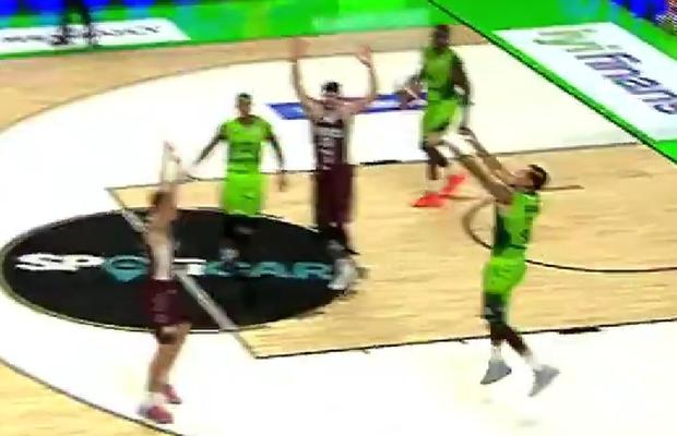 Aruncarea anului! Un turc a adus victoria echipei sale cu un coș miraculos în ultima secundă