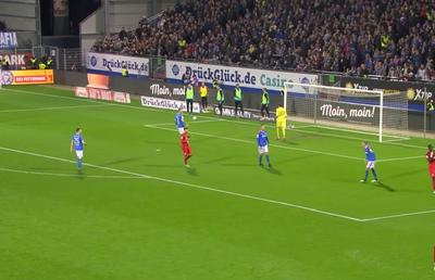KIEL - BOCHUM 2-1 // VIDEO Așa ceva nu vezi în fiecare zi » O rezervă a comis un penalty în Germania! Cum a fost posibil