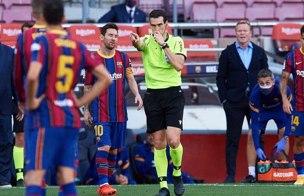 Scandal în Spania! Ce i-a spus asistentul centralului din El Clasico, înainte de penalty-ul dictat împotriva Barcelonei