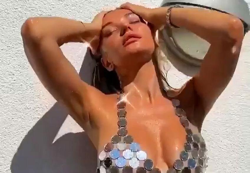 Rusoaica Yulia Dimetra (28 de ani) a devenit celebră în țara natală după ce imagini cu ea în ipostaze provocatoare au apărut pe contul de Instagram al antrenorului Yuri Semin (73 de ani).